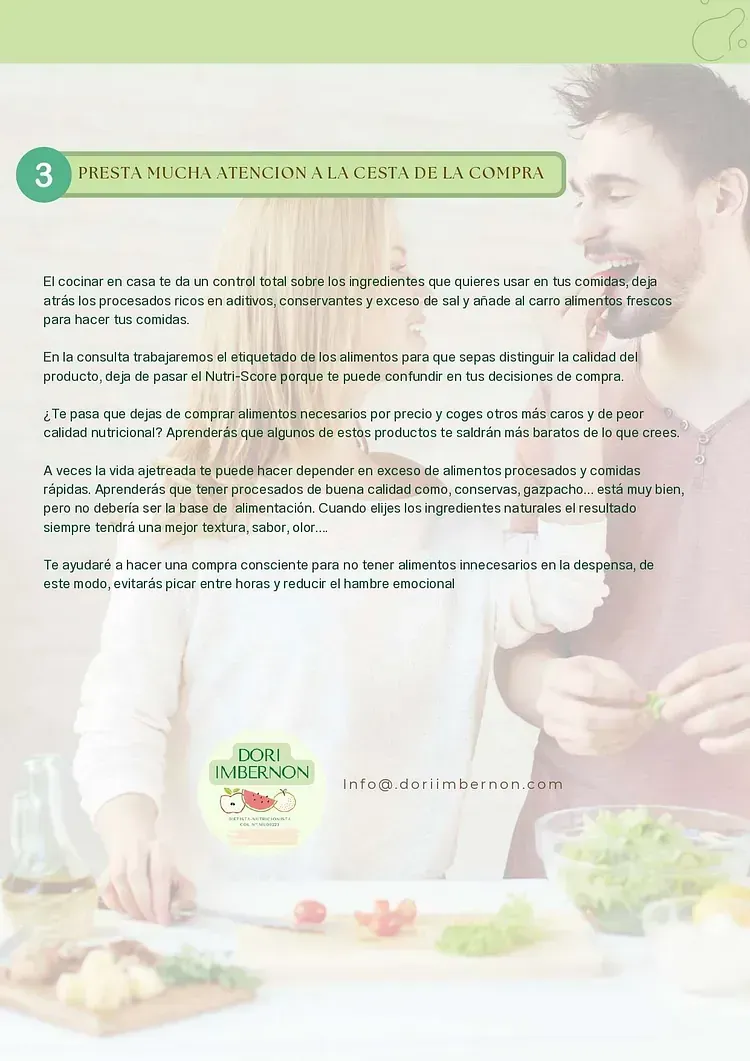 Pareja preparando comida juntos en la cocina; cuadro de texto verde en la parte superior de la página; etiqueta del producto en la parte inferior central.