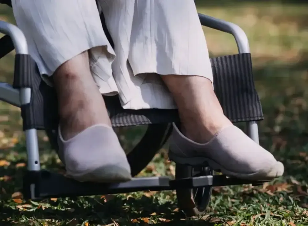 Farmacéutico con bata blanca buscando un medicamento en el estante de la farmacia.