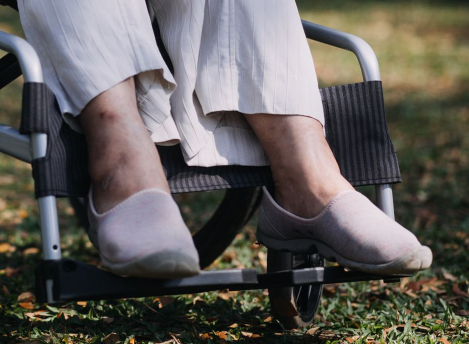 Farmacéutico con bata blanca buscando un medicamento en el estante de la farmacia.
