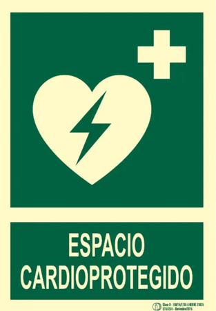 Un letrero verde con un corazón blanco con un rayo y una cruz médica, que dice 