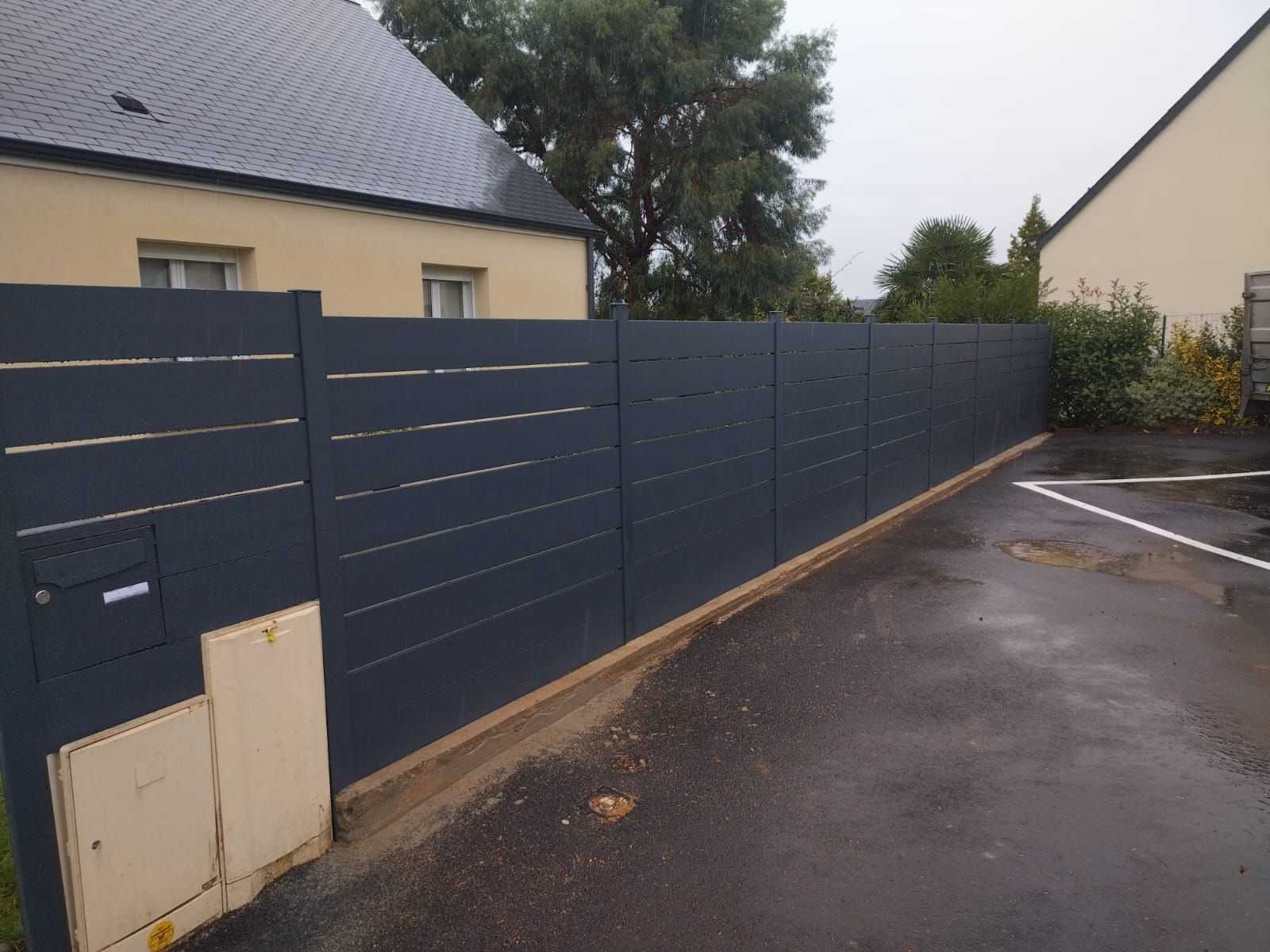 Des pierres formant une allée