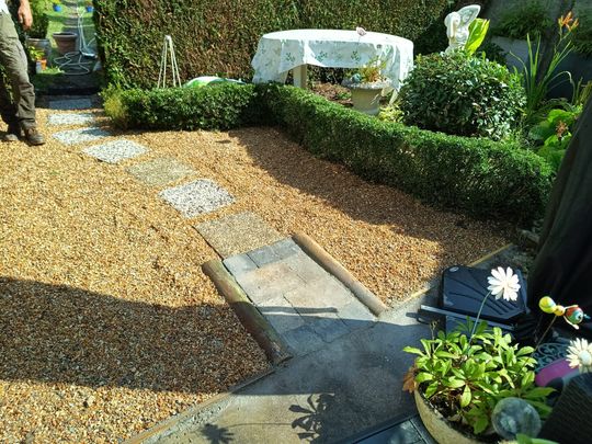 Un jardinier qui s'occupe de plantes