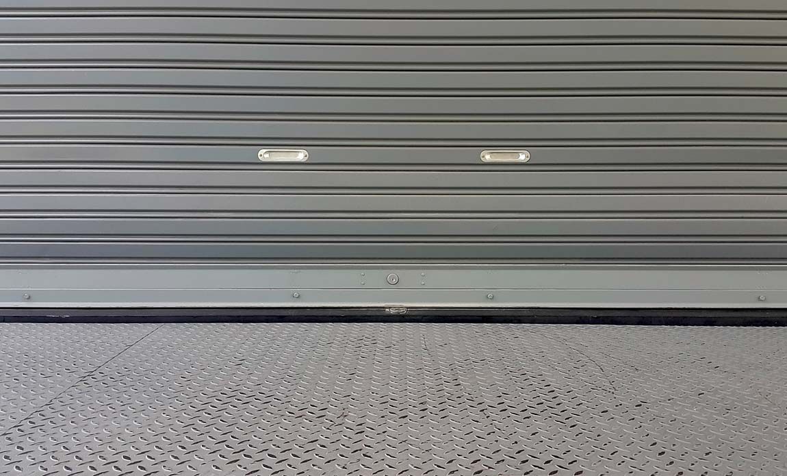 Rideau métallique avec 2 poignées en plastique