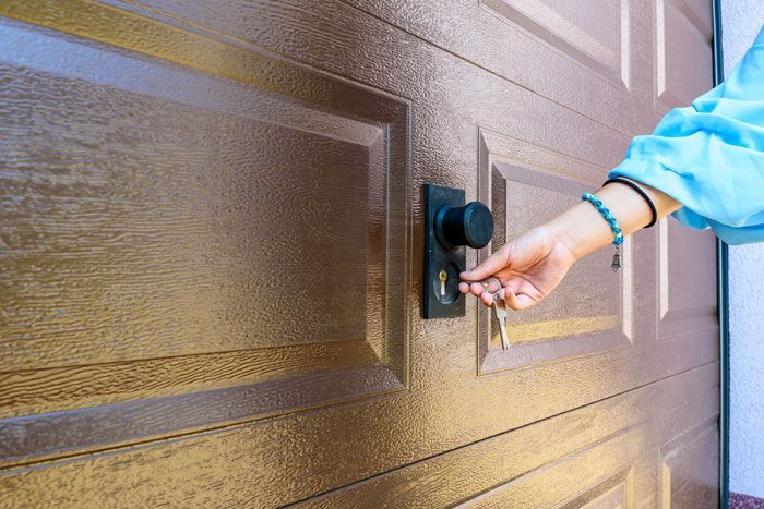 Personne ouvrant une porte de garage