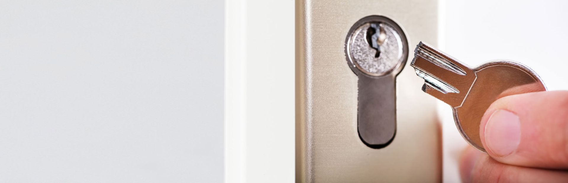 Clé cassée devant une serrure