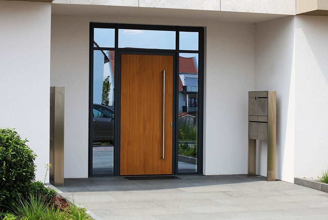 Porte d'entrée en bois avec un contour en effet miroir