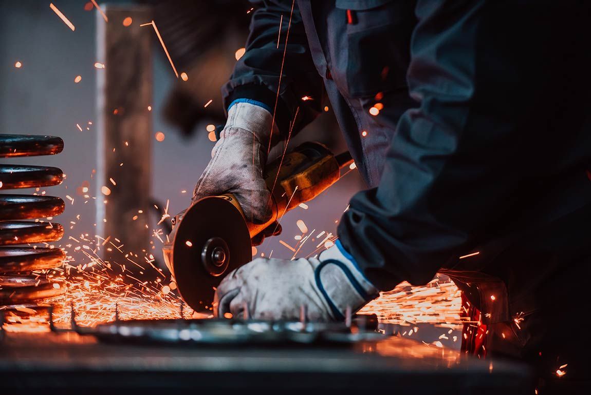 Professionnel avec un tournevis qui replace une poignée et une serrure de porte en bois