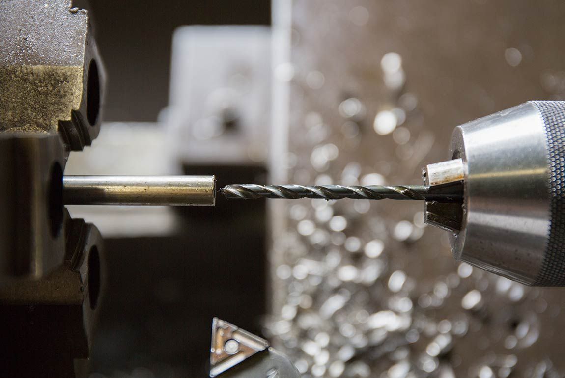 Personne tenant une serrure de porte neuve et un tournevis