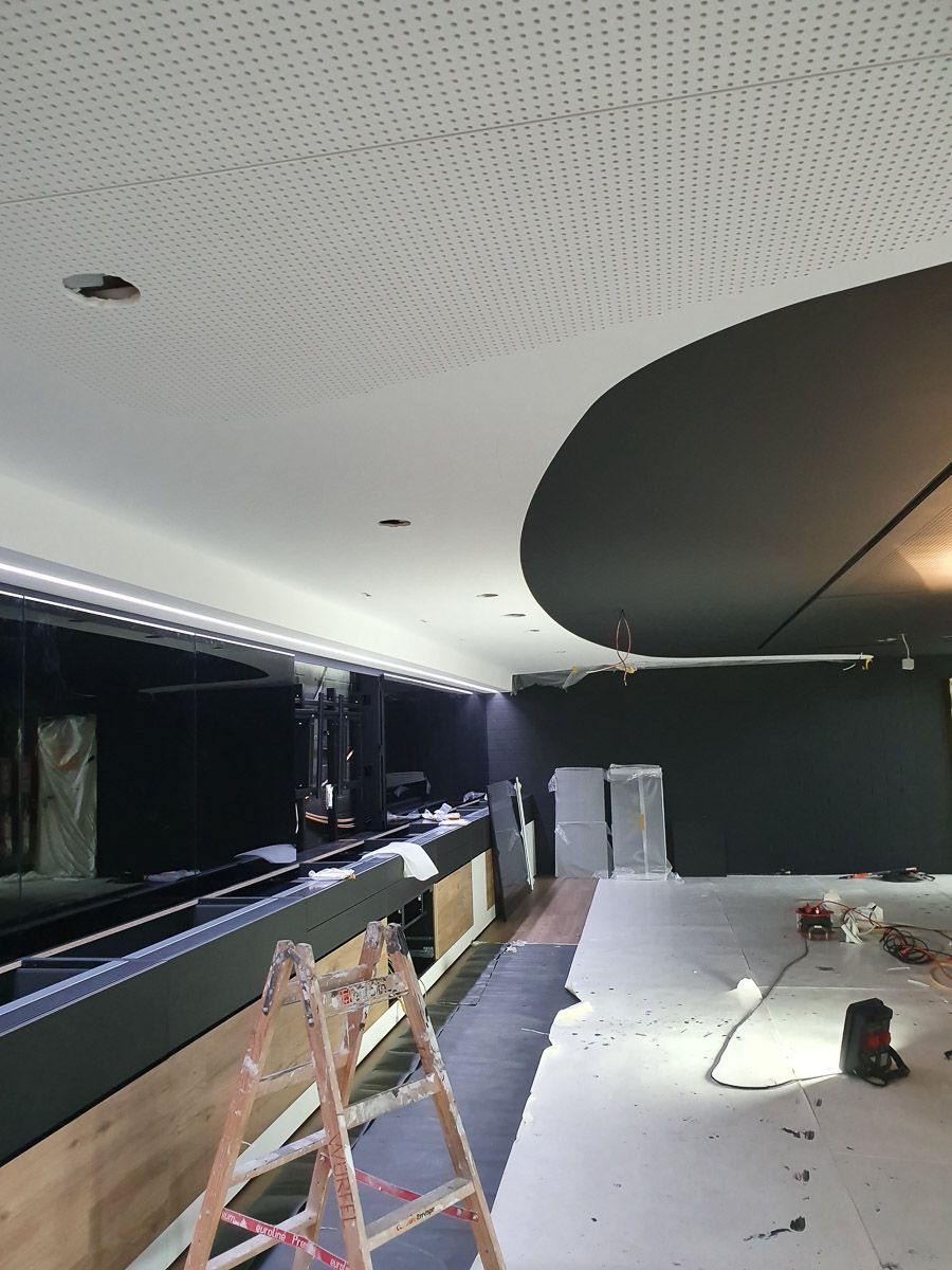 eine hölzerne Leiter steht in einem Raum mit einer schwarzen Wand - Referenzen der Malermeisterin Stefanie Würfel aus Bielefeld