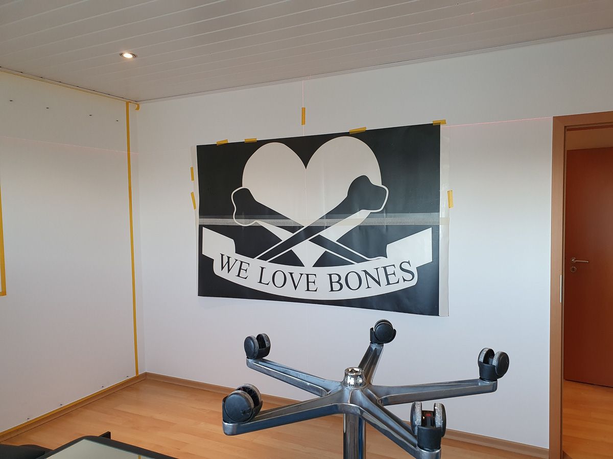 ein schwarz-weißes Poster hängt an einer weißen Wand - Referenzen der Malermeisterin Stefanie Würfel aus Bielefeld