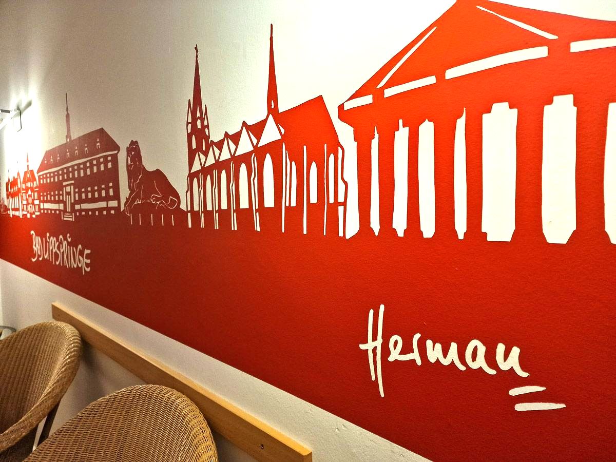 eine rote und weiße Wand mit der Aufschrift hermann - Referenzen der Malermeisterin Stefanie Würfel aus Bielefeld