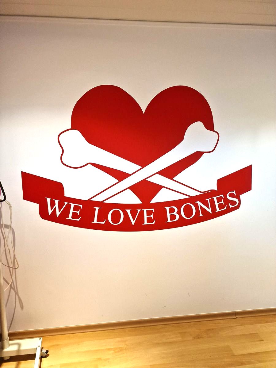 ein Wandbild mit einem Herz und Knochen und der Aufschrift - Referenzen der Malermeisterin Stefanie Würfel aus Bielefeld