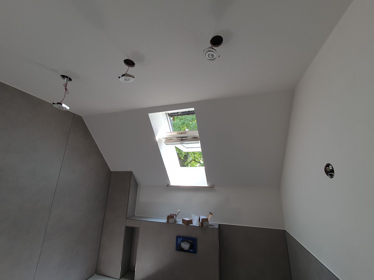 ein Badezimmer mit einem Dachfenster - Referenzen der Malermeisterin Stefanie Würfel aus Bielefeld