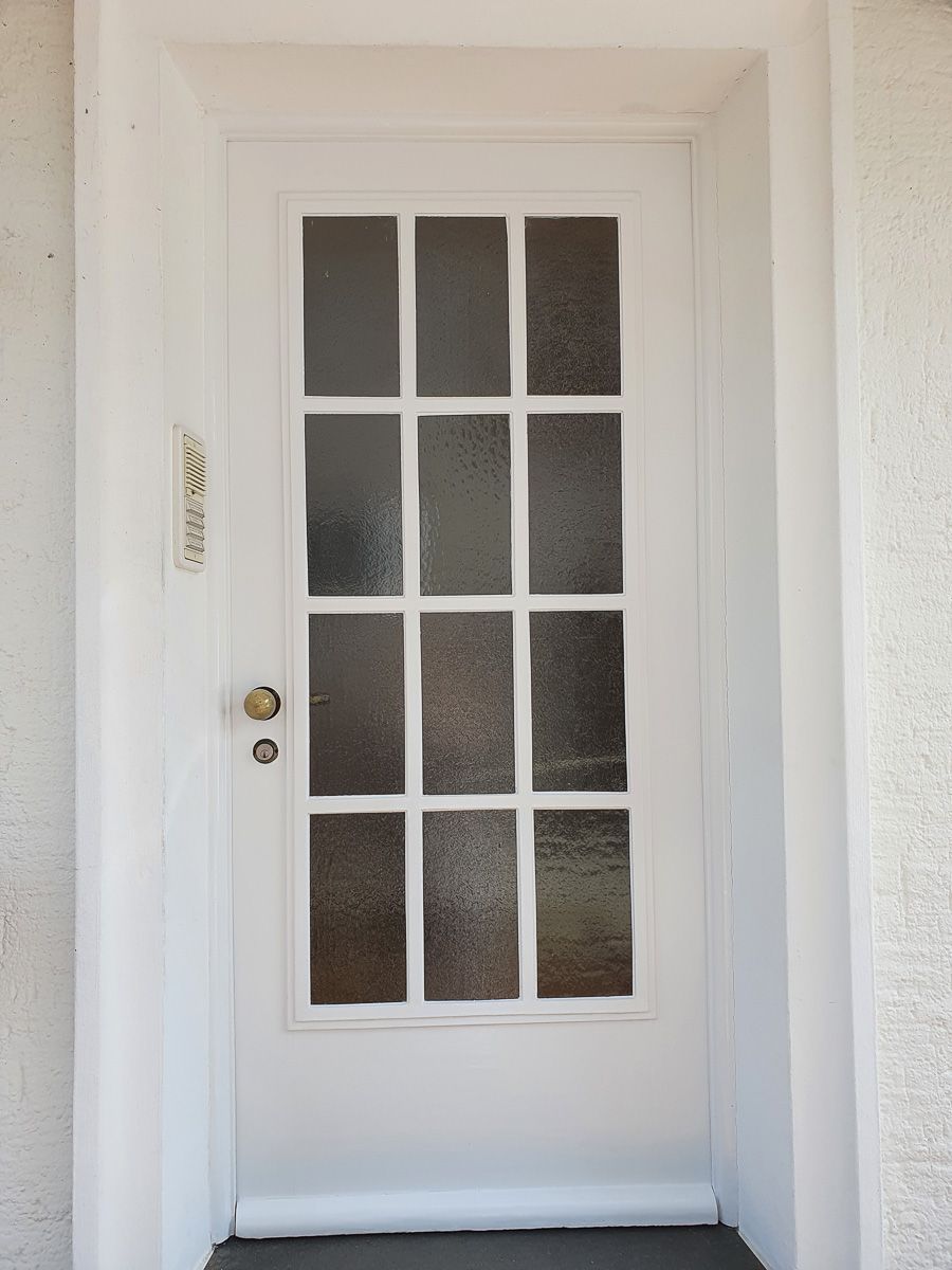eine weiße Haustür mit vielen Glasscheiben - Referenzen der Malermeisterin Stefanie Würfel aus Bielefeld