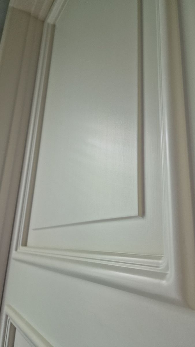 eine Nahaufnahme einer weißen Tür mit einem weißen Rahmen - Referenzen der Malermeisterin Stefanie Würfel aus Bielefeld