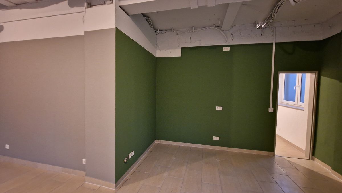 ein Raum mit grünen Wänden und einer Tür - Referenzen der Malermeisterin Stefanie Würfel aus Bielefeld