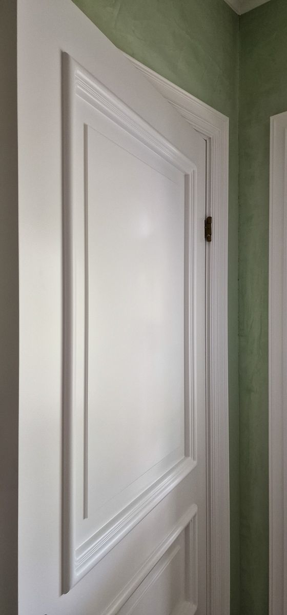 eine weiße Tür in einem Raum mit grünen Wänden - Malermeisterin Stefanie Würfel aus Bielefeld