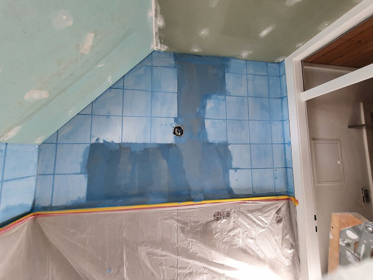 ein Raum mit blauen Fliesen - Referenzen der Malermeisterin Stefanie Würfel aus Bielefeld