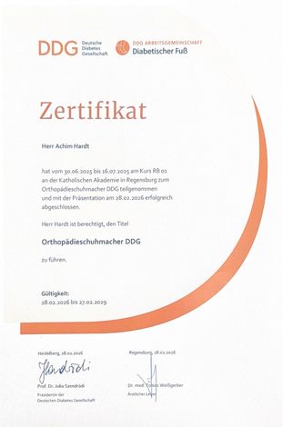 Deutsches „Zertifikat“-Dokument mit orangefarbener Kurve und DDG-Logo oben
