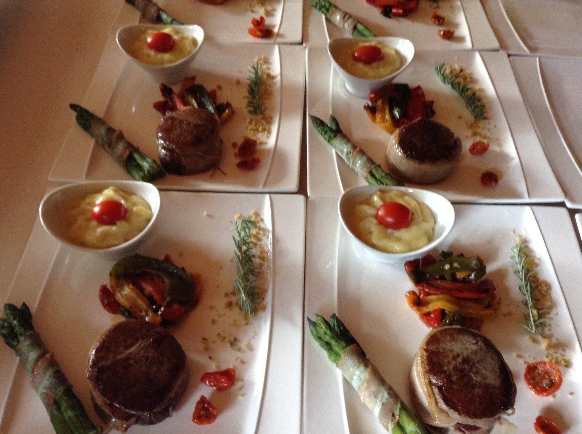 Tournedos et botte d'asperges par Bonnieu Traiteur