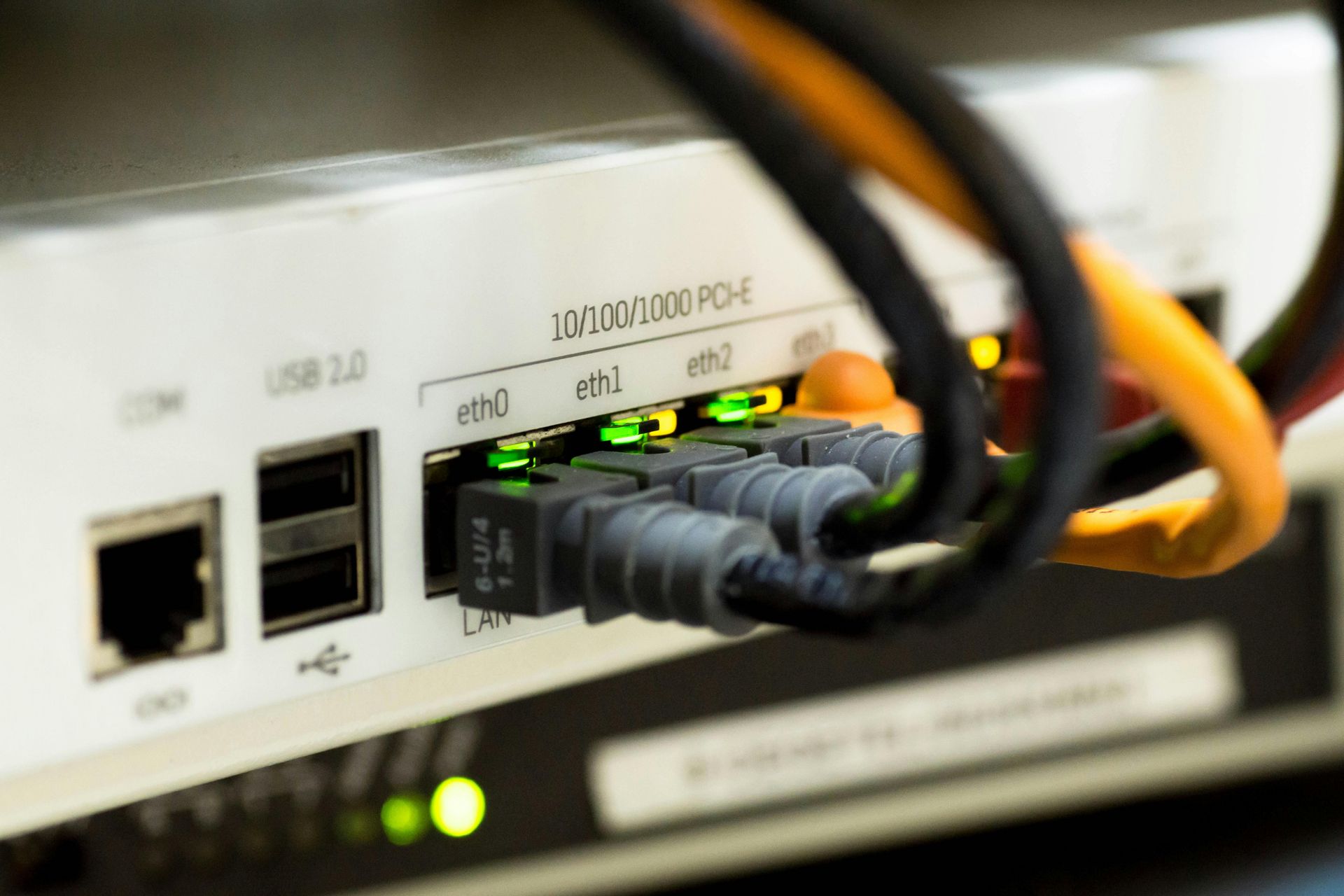 Primer plano de un enrutador de red blanco con varios cables Ethernet conectados a los puertos etiquetados