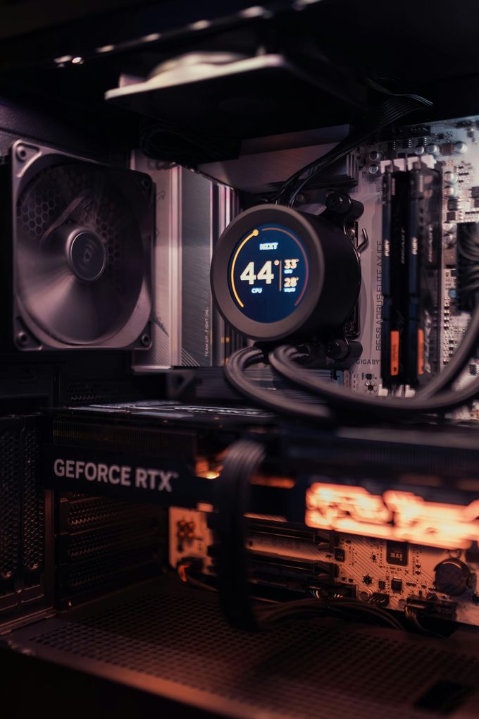 Interior de una carcasa de ordenador que muestra una bomba de refrigeración líquida retroiluminada a 44 grados, memoria RAM