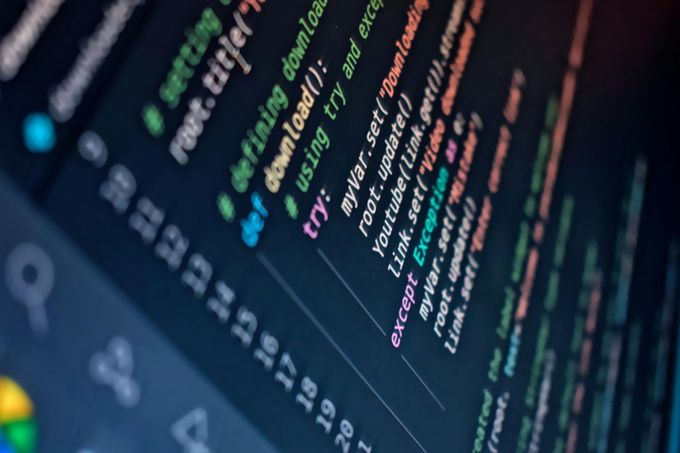 Primer plano de código Python en una pantalla de editor con tema oscuro, centrándose en una función para descargar un vídeo.