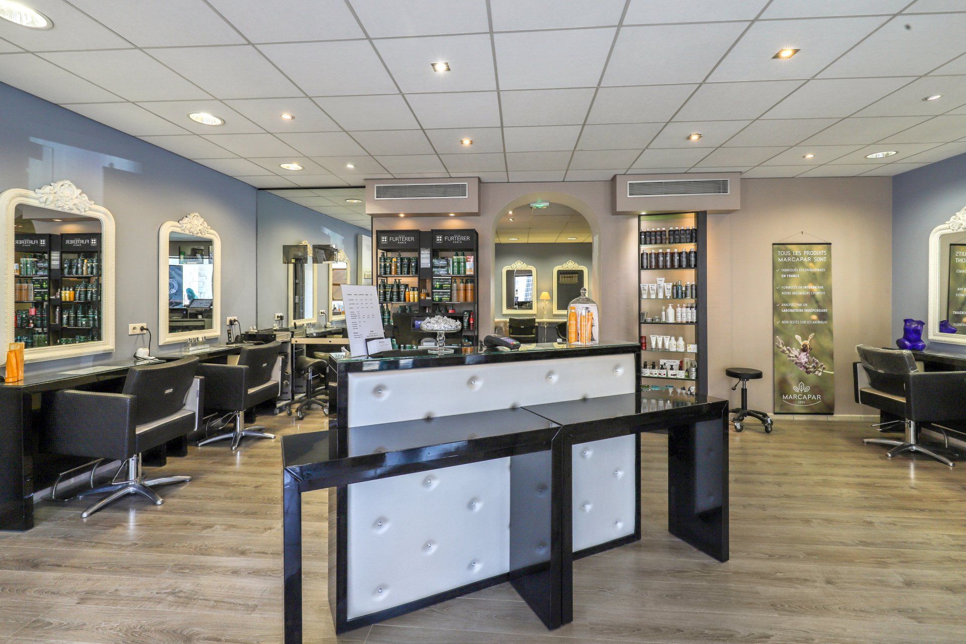 Comptoir du salon de coiffure