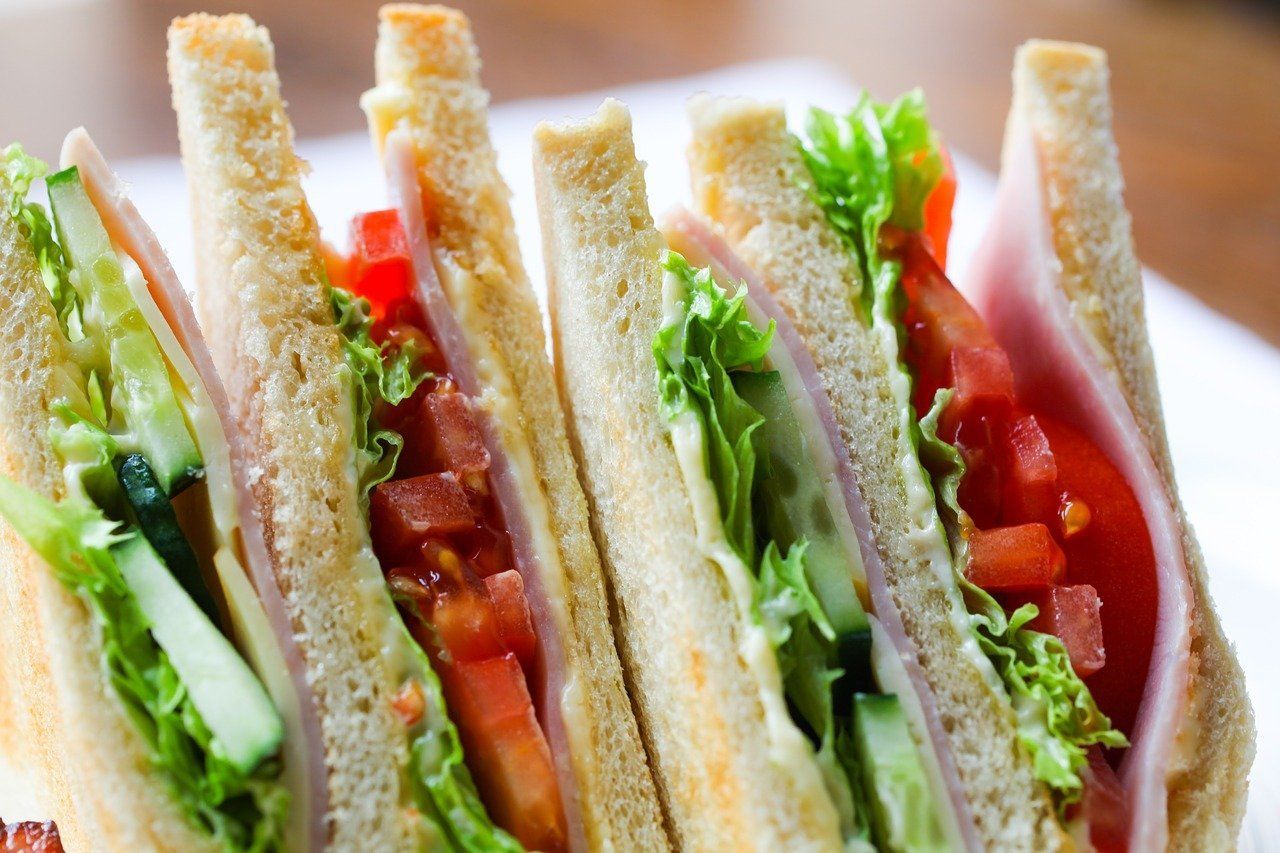 Sandwich complet aux crudités frais