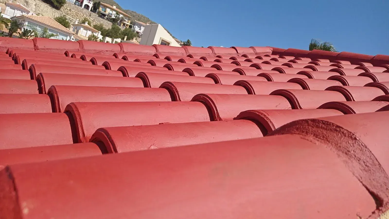 Tejas de arcilla roja en un día soleado.