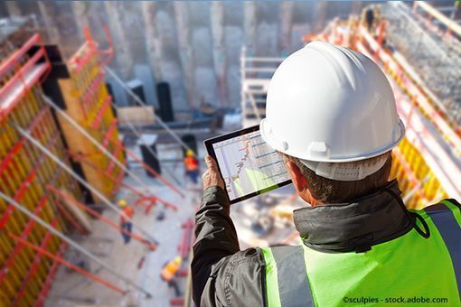 Person prüft eine Baustelle