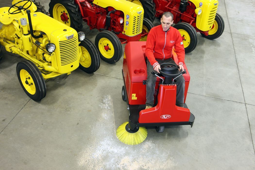 Moto scopa uomo a bordo