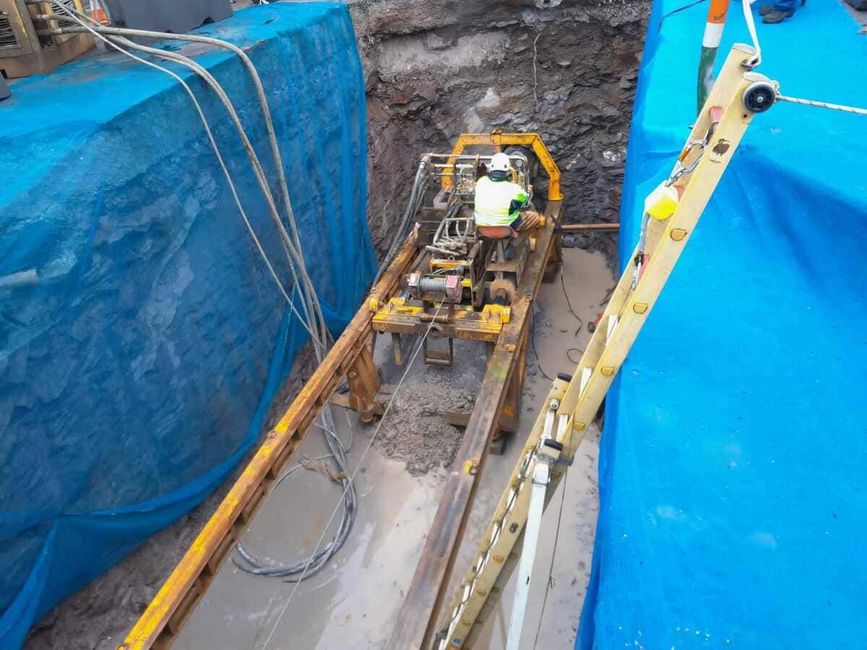 Un gran agujero en el suelo se está rellenando con hormigón.