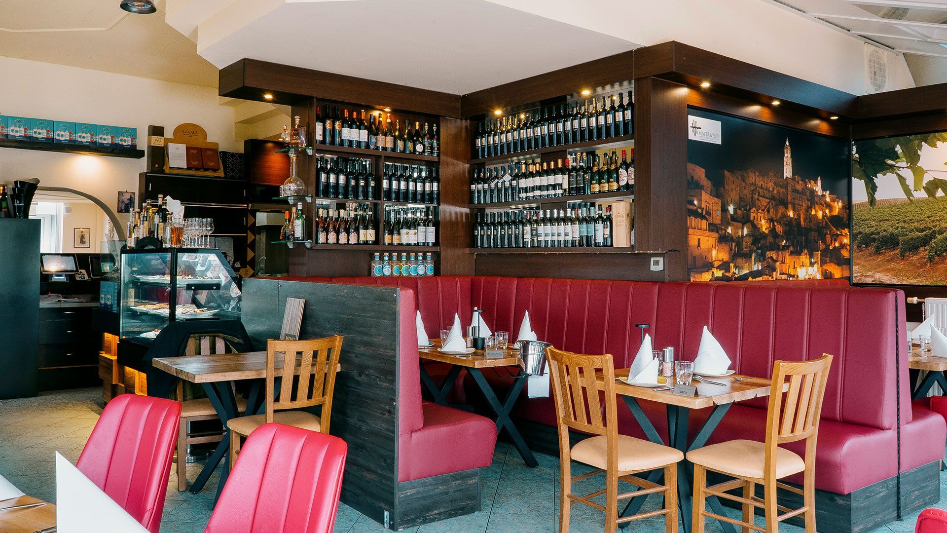 Restaurantbereich mit Bar