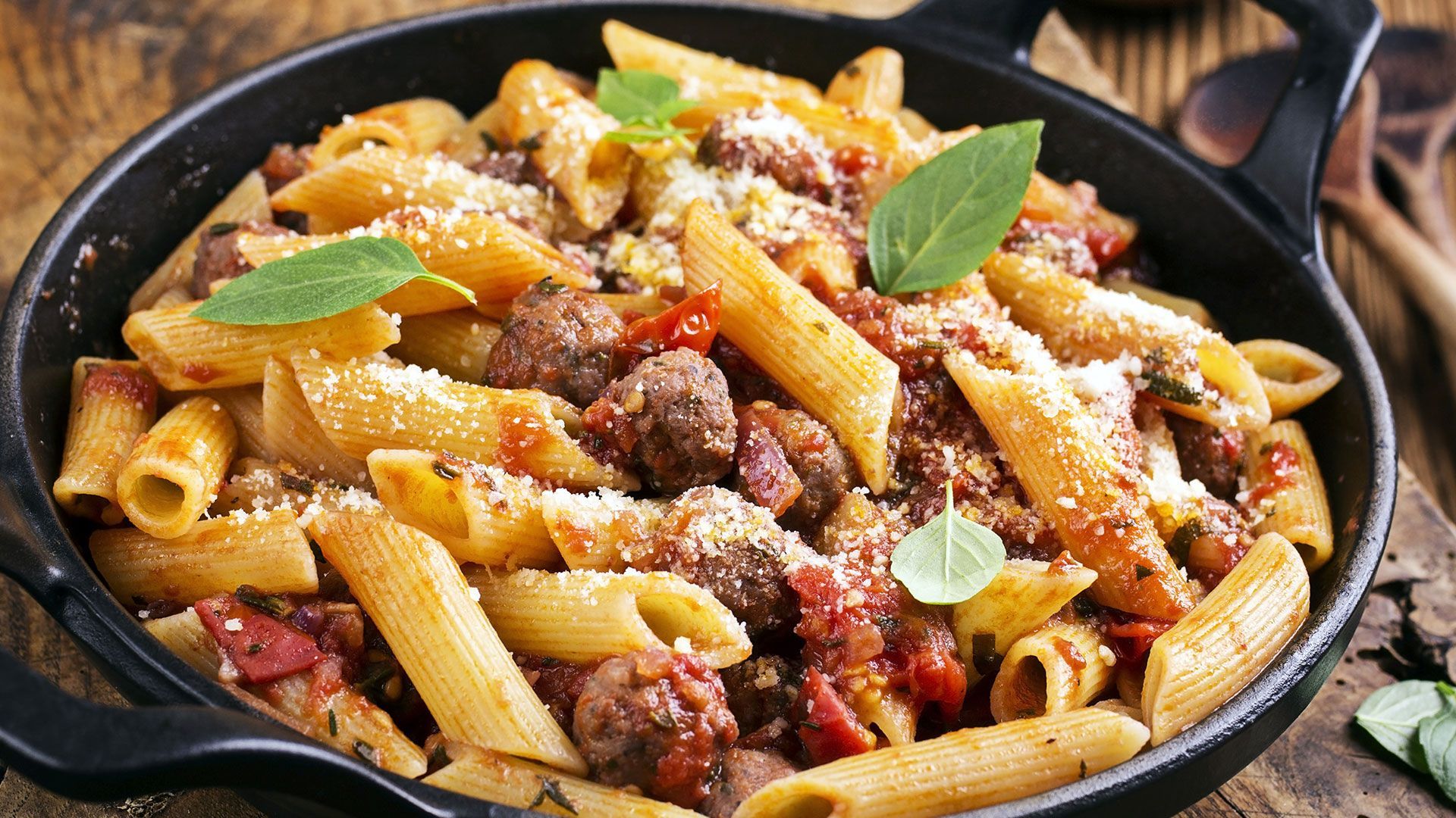 eine Pfanne mit Nudeln mit Tomatensauce und Fleischbällchen