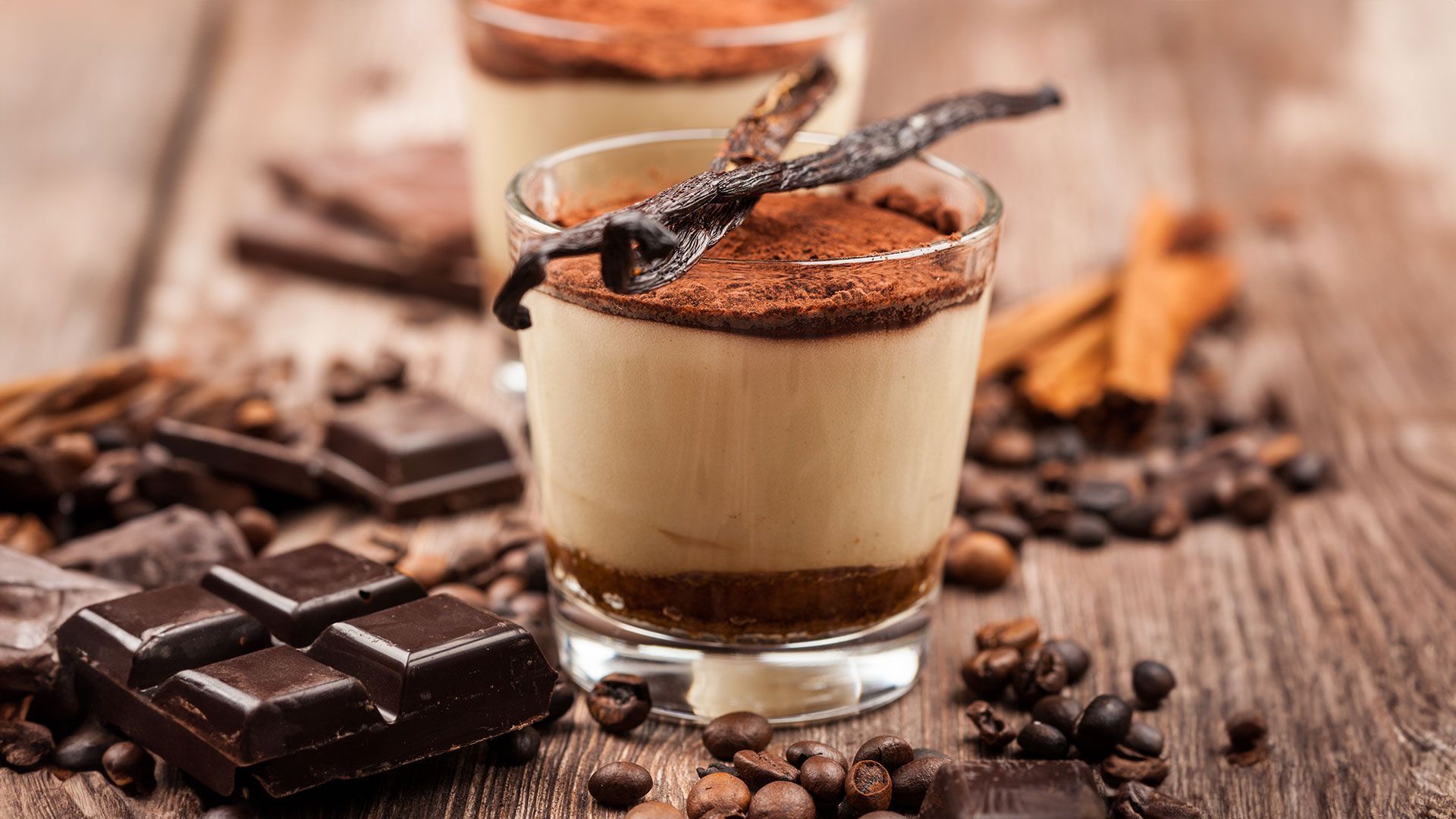 ein Glas mit Schokolade und Kaffeebohnen darauf