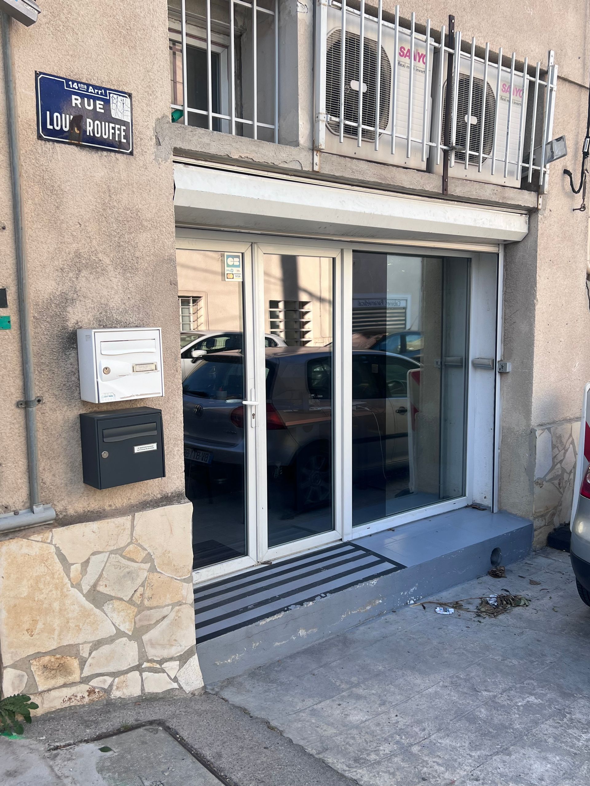 Une pile de papiers sur un bureau en bois, éclairée par la lumière du soleil filtrant à travers une fenêtre.