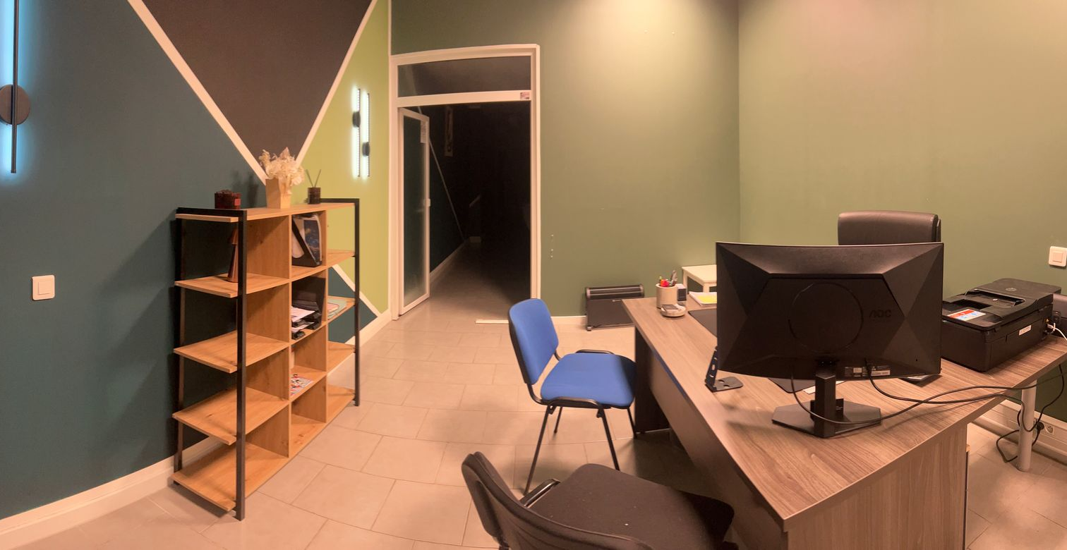 Une pile de dossiers colorés empilés sur un bureau.