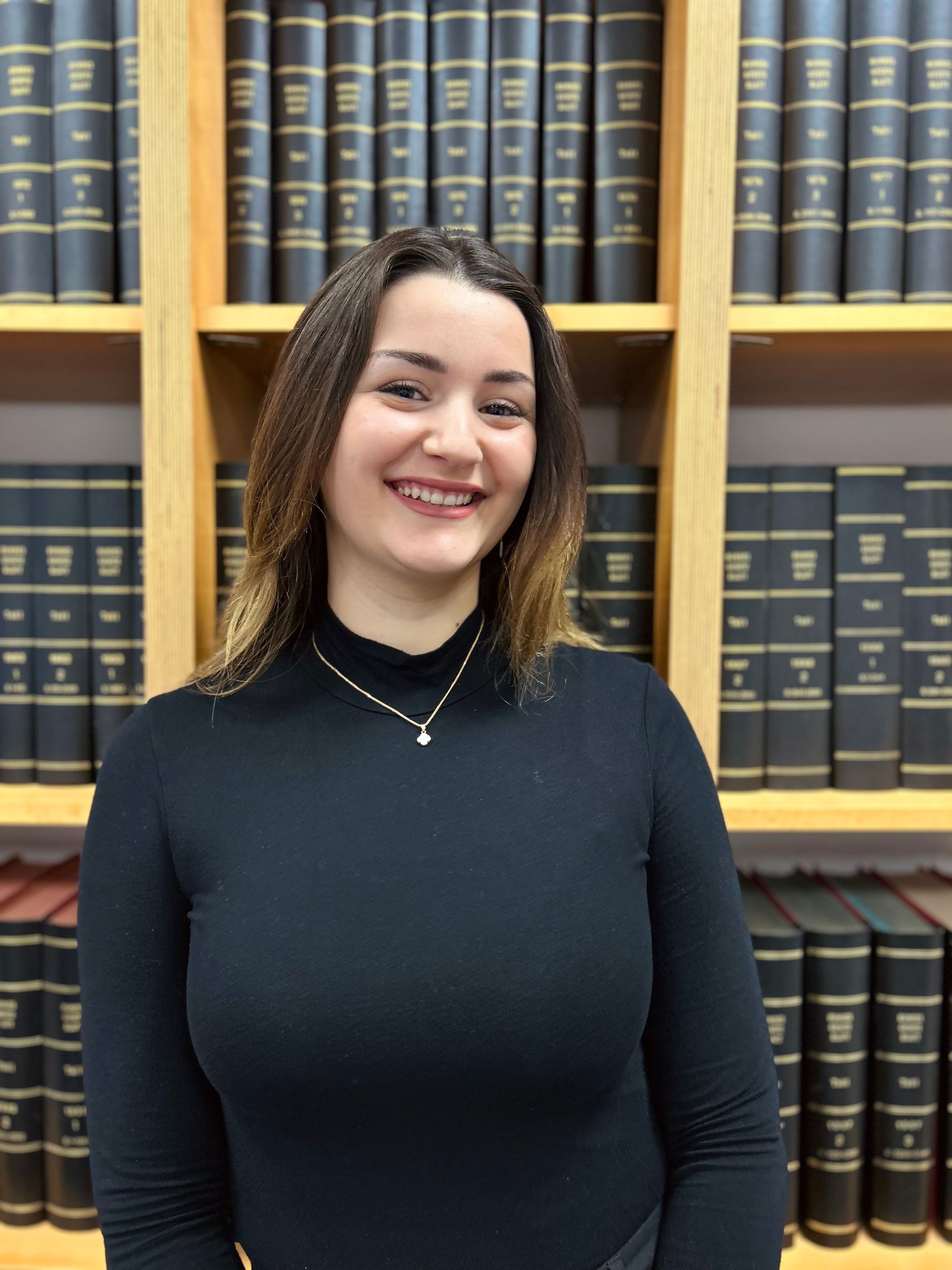 Personen halten Zahnräder aneinander