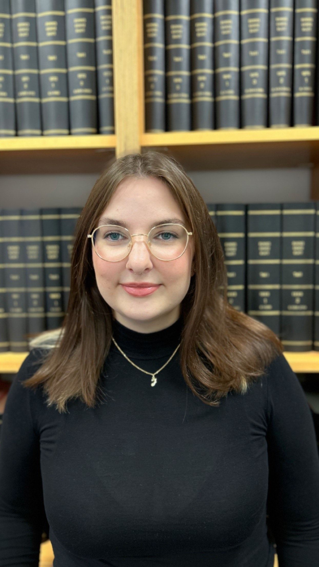 Personen halten Zahnräder aneinander