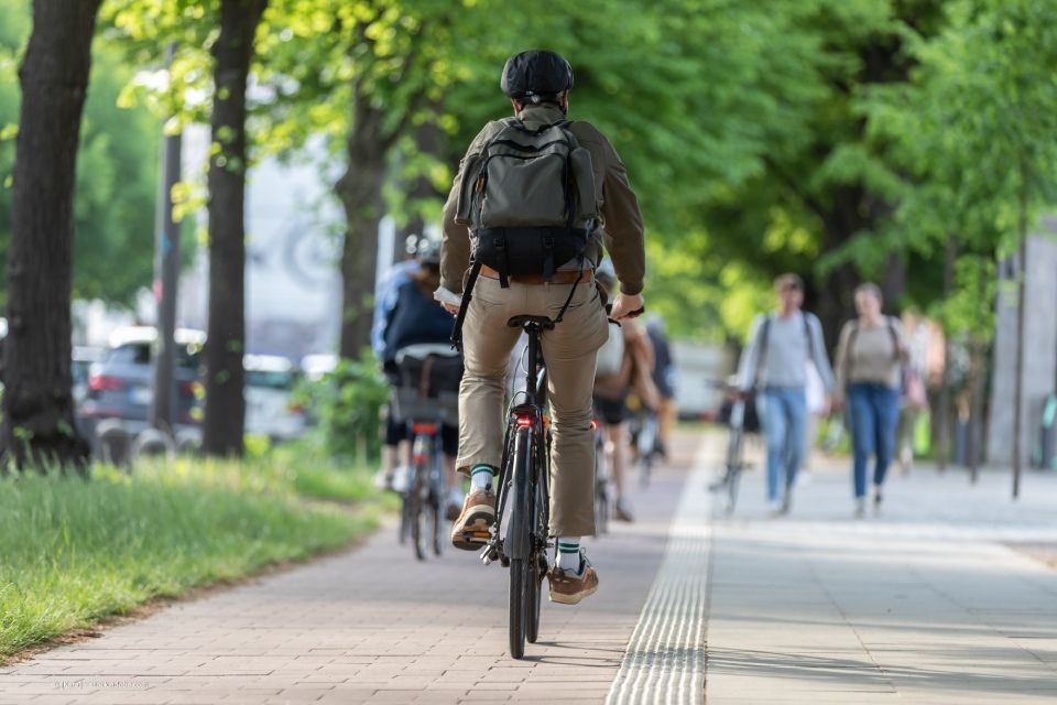Fahrradfahrer und Fußgänger