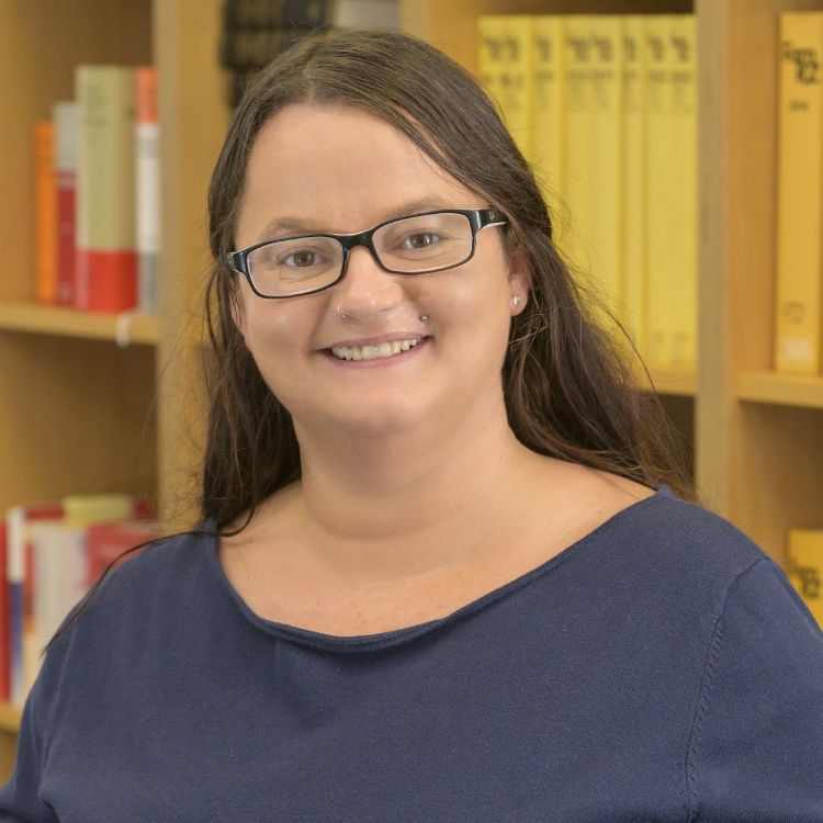 Personen halten Zahnräder aneinander