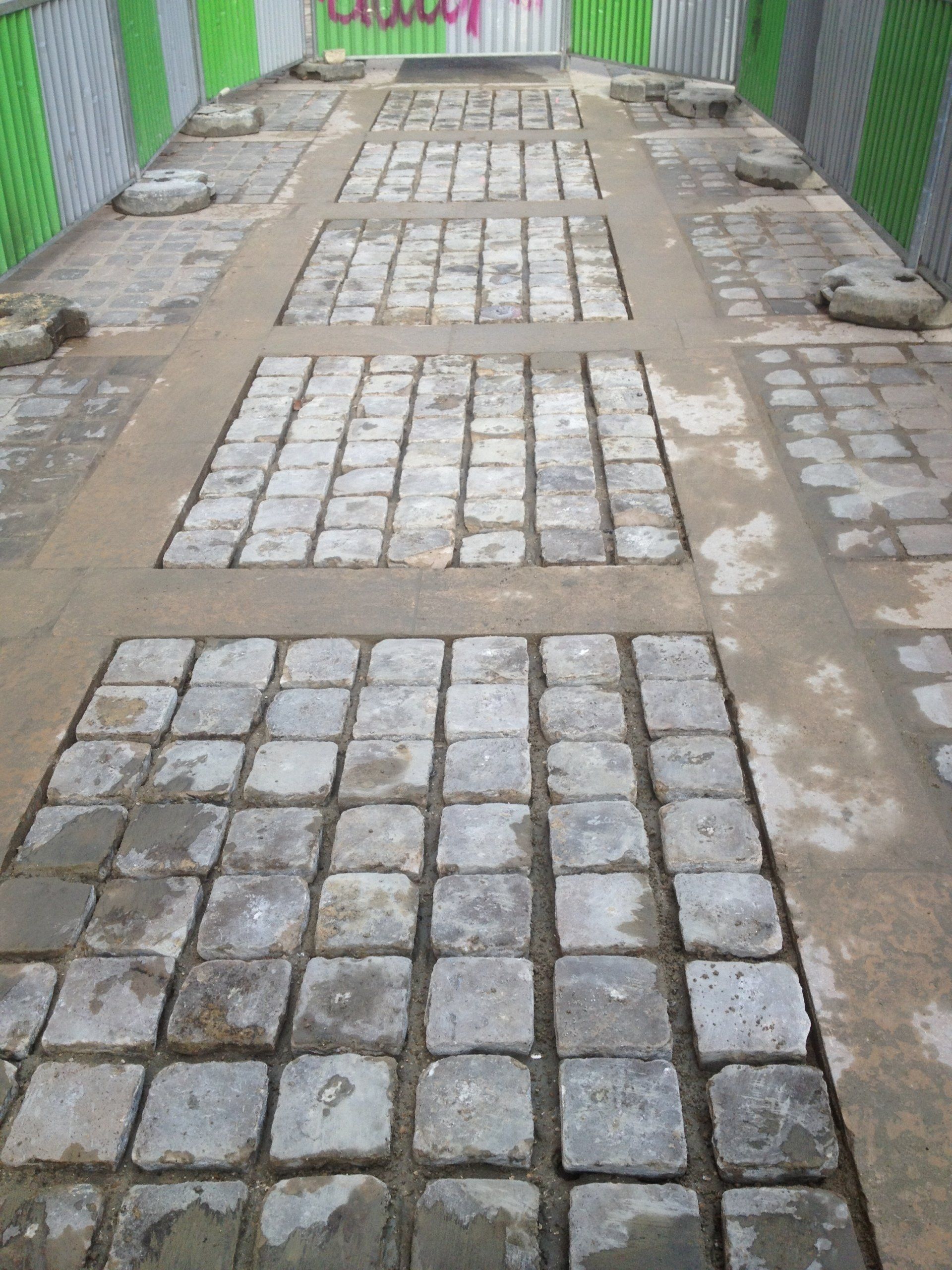 Pose de pavé et clôtures entrée bureaux