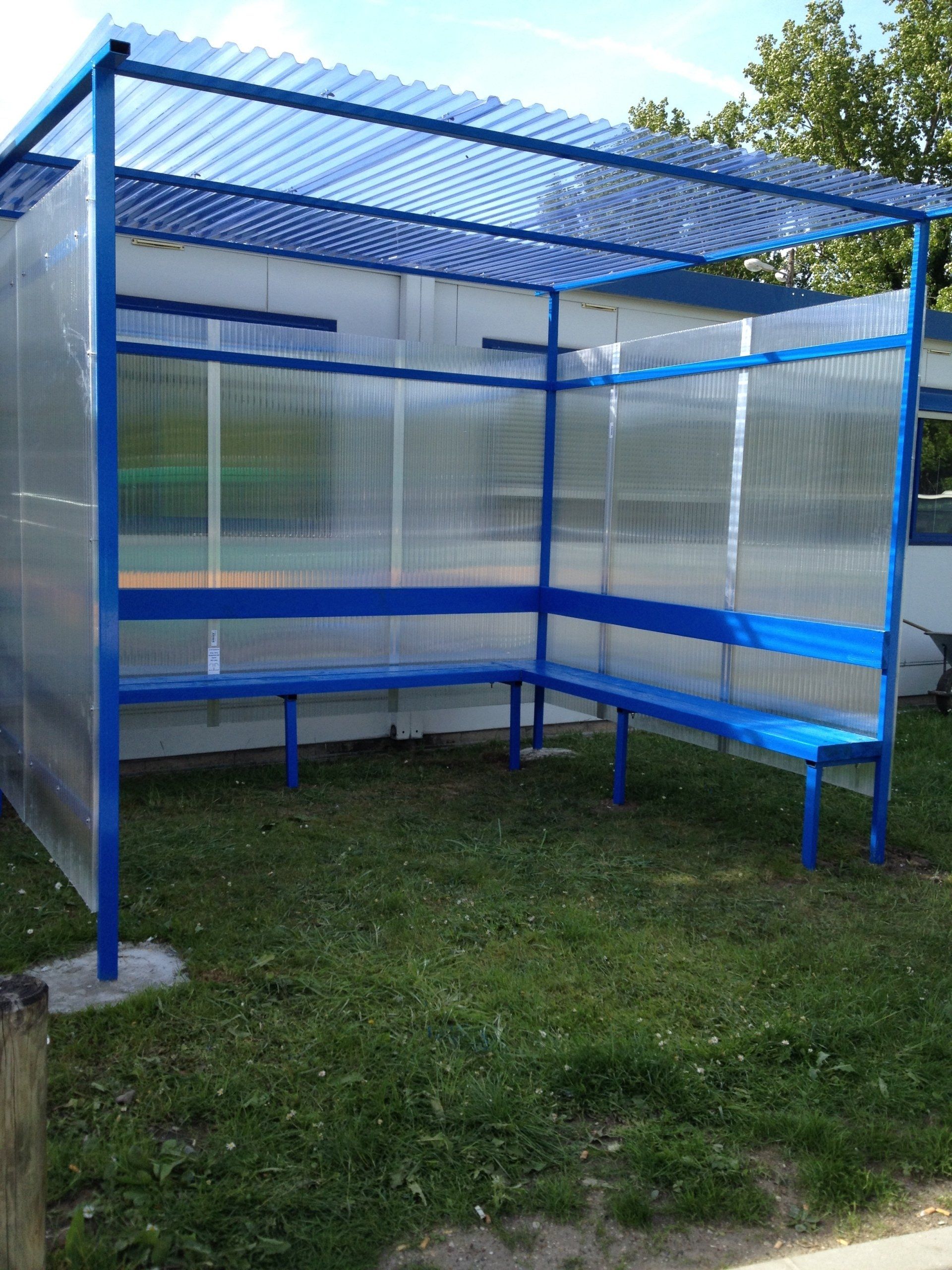 Réalisation abri fumeur entreprise