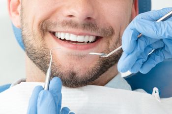 Drei Zahnbürsten in einem Glas