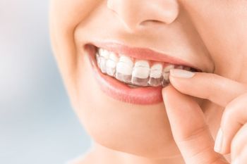 Paar liegt im Bett und schläft