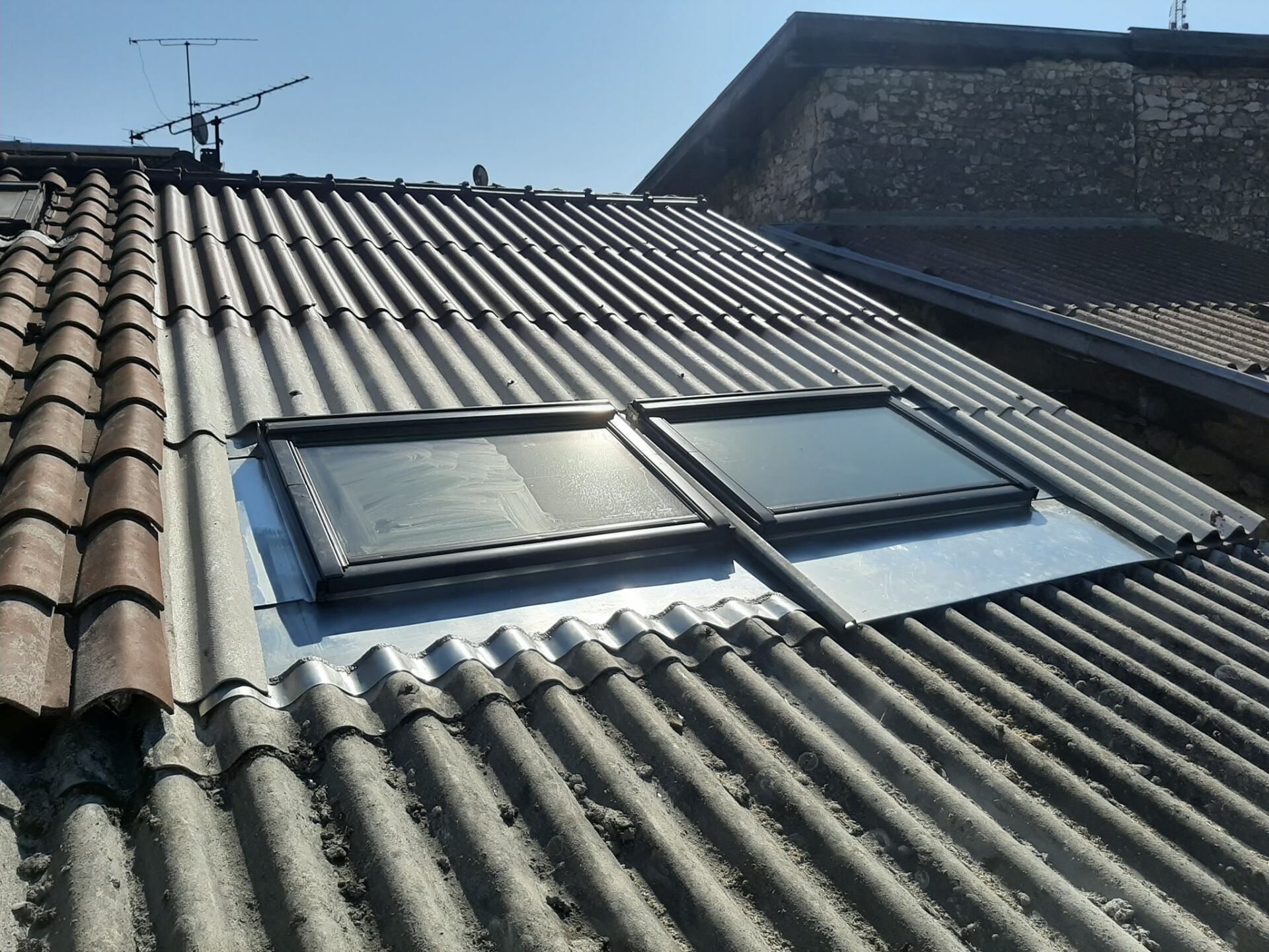 Pose de fenêtre de toit