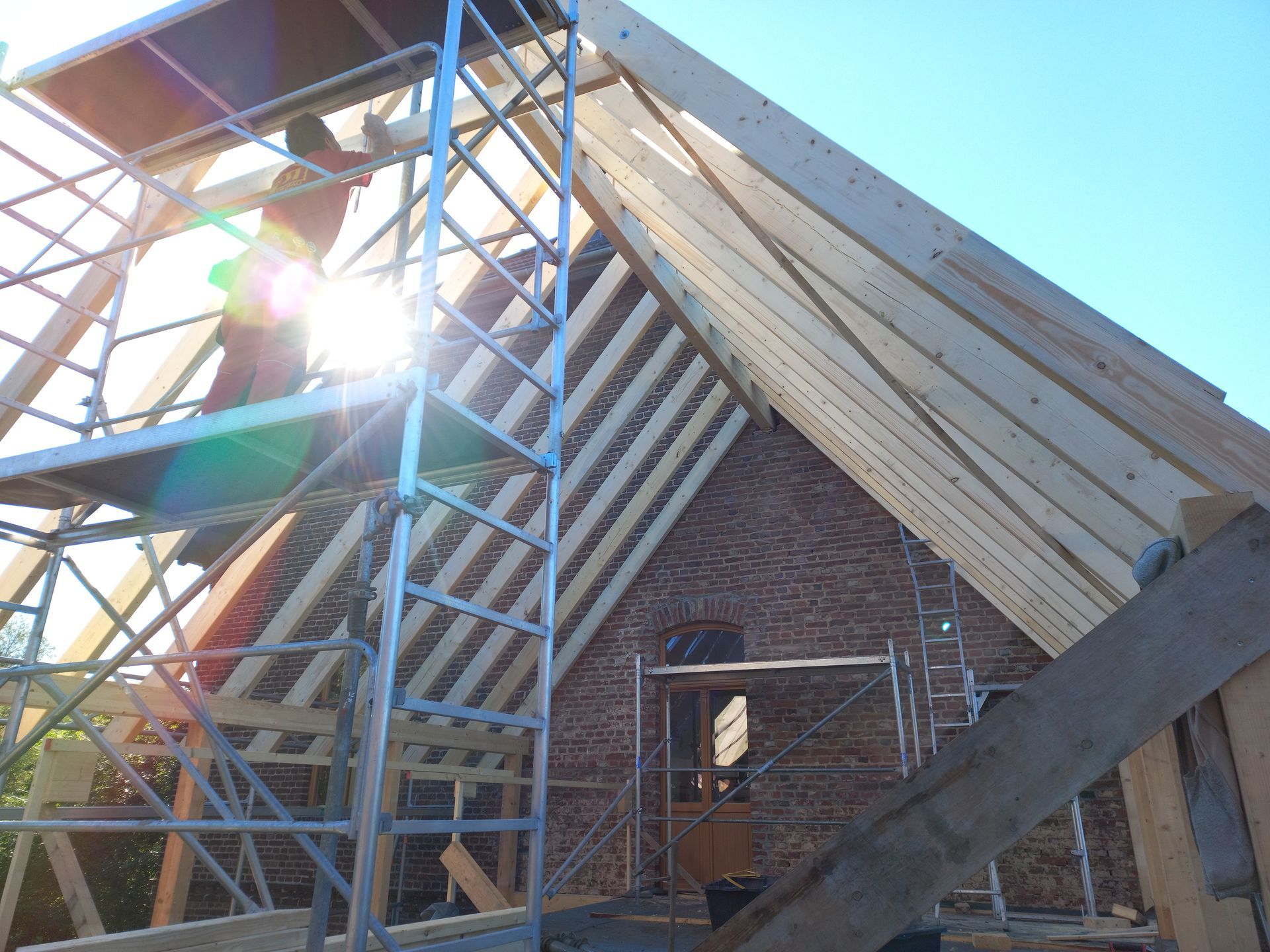 Die Sonne scheint durch das Dach eines im Bau befindlichen Gebäudes