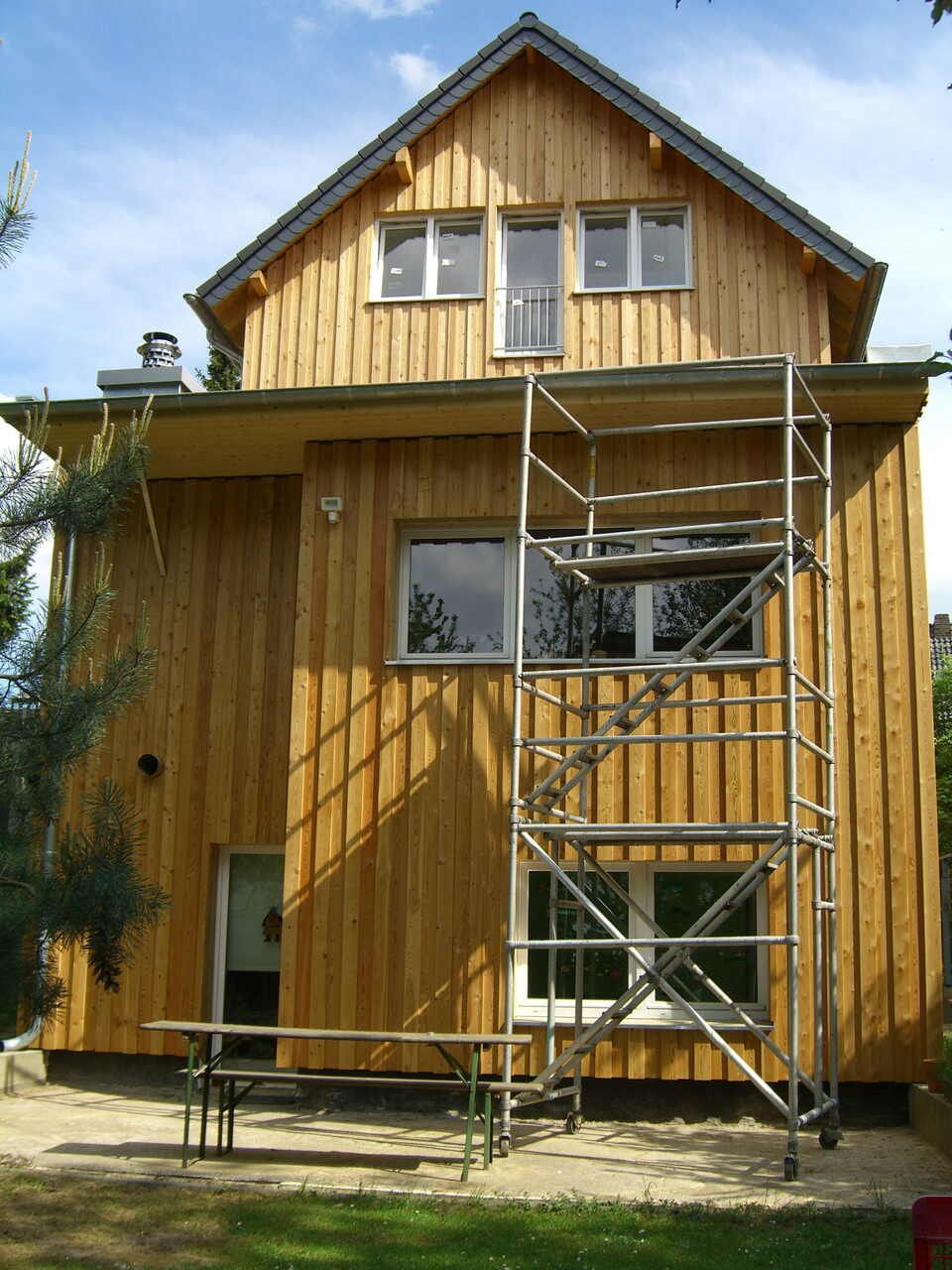 Ein Holzhaus mit einem Gerüst davor