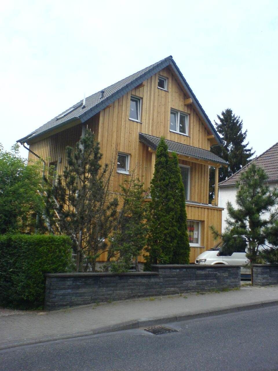 Ein Haus mit einem davor geparkten Auto